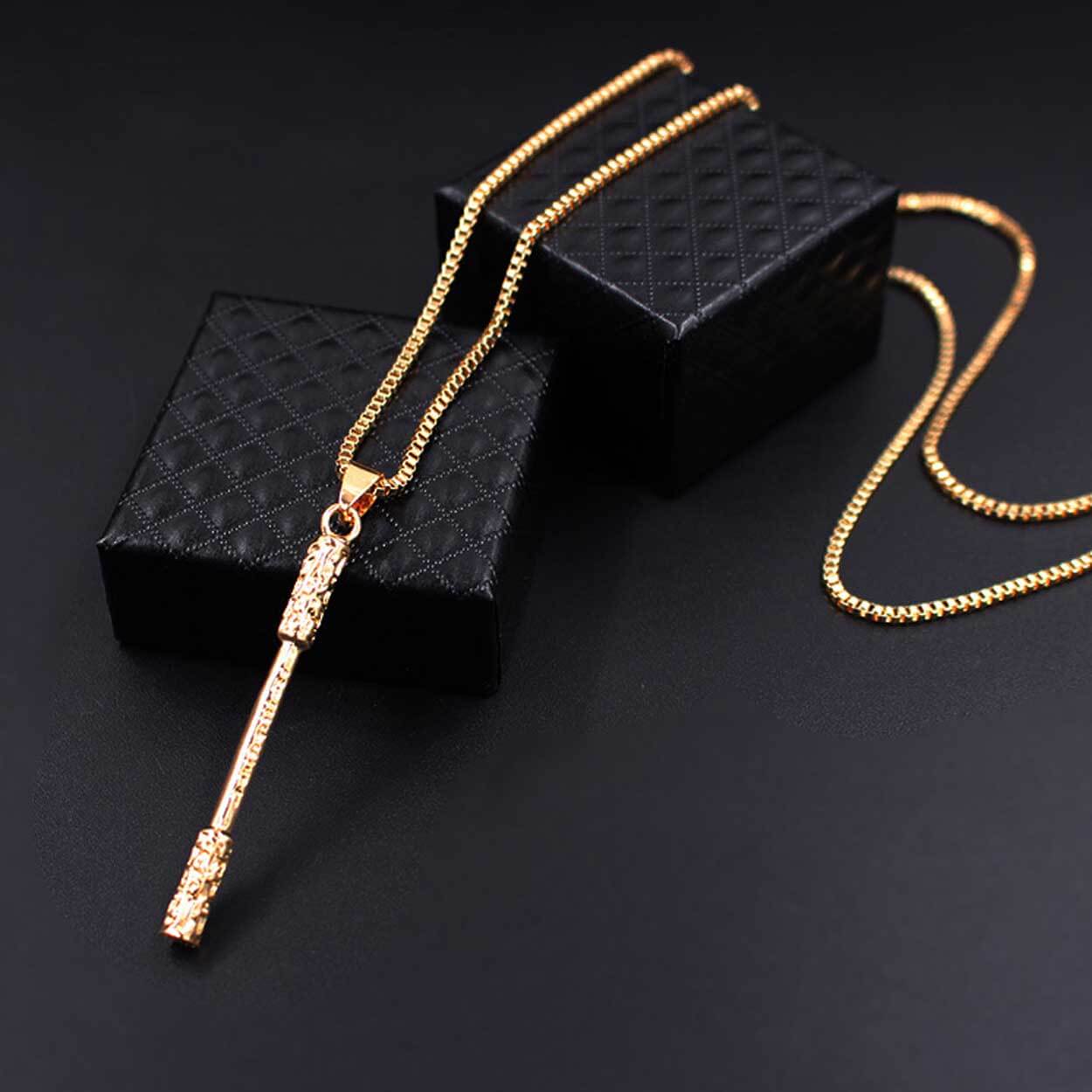 Halsband mönstrad stav cylinder med boxkedja guld