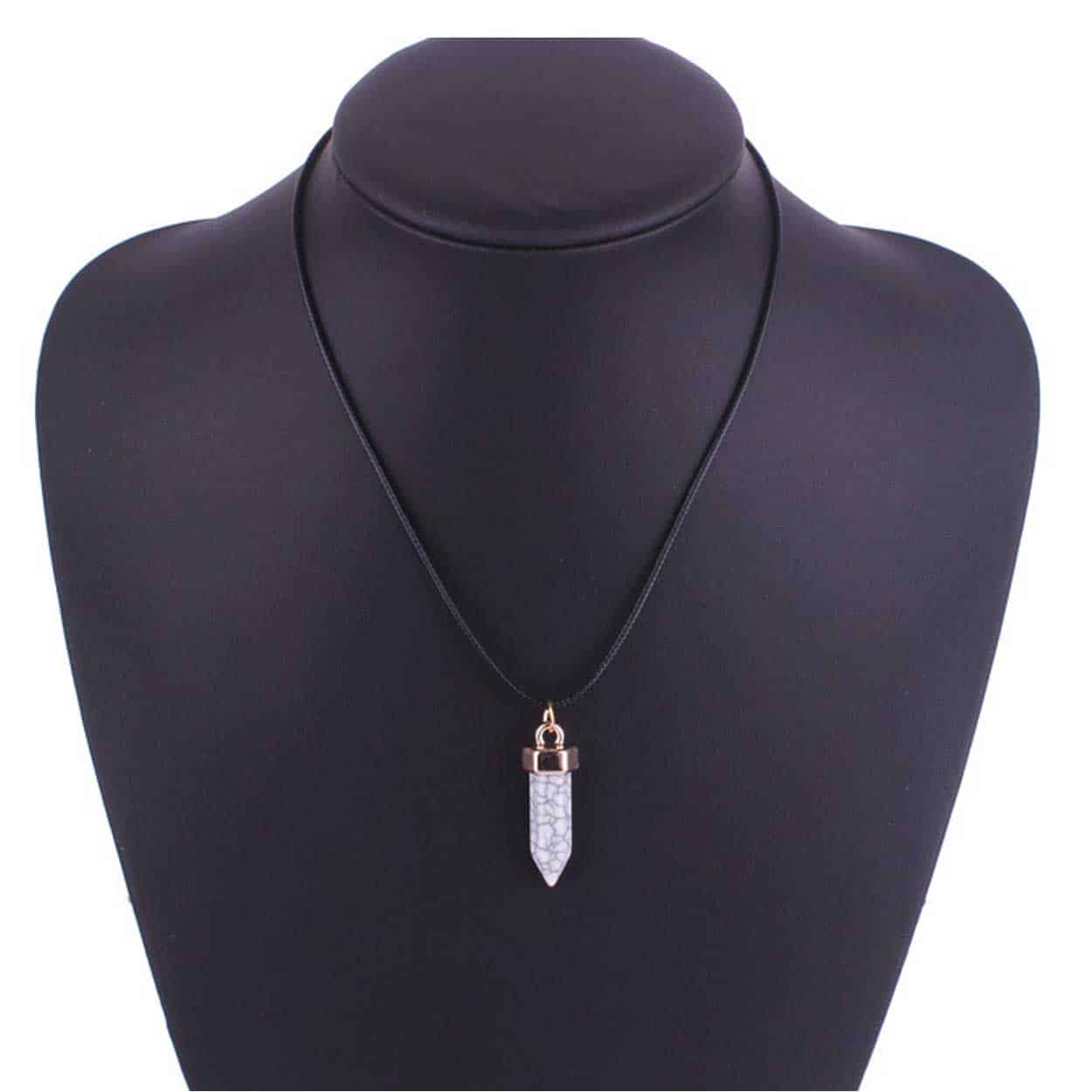 Halsband med vit howlit energisten av resin quarts