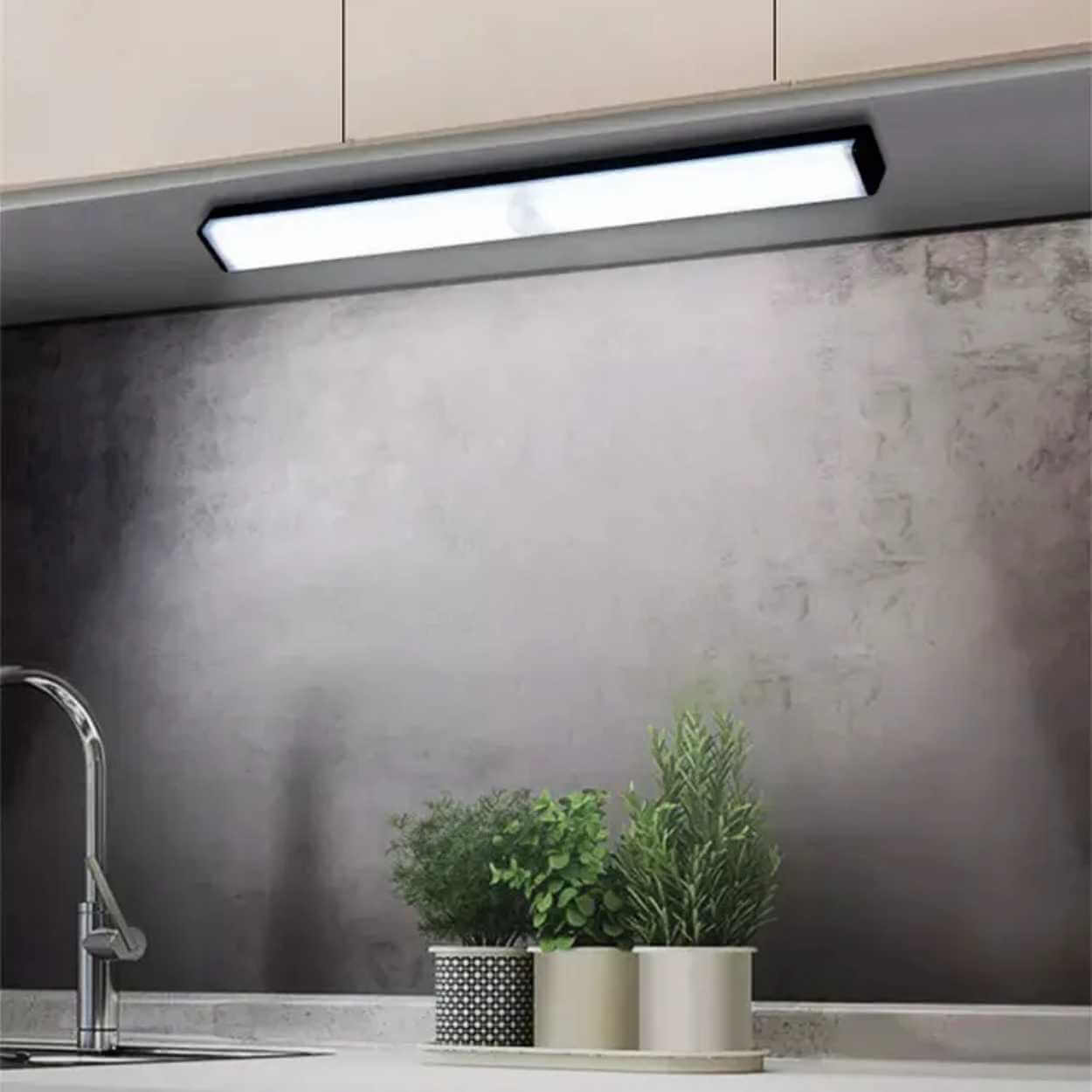 Trådlös led lampa med rörelsesensor och magnetfäste
