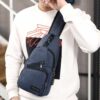 Blå skulderveske herre - crossbody-veske med powerbank-uttak