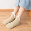 Varma fodrade toffelsockor - lurviga sockor beige