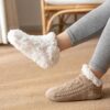 Varma fodrade toffelsockor - lurviga sockor beige