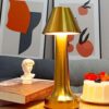 Retro oppladbar bordlampe i metall dimbar gull