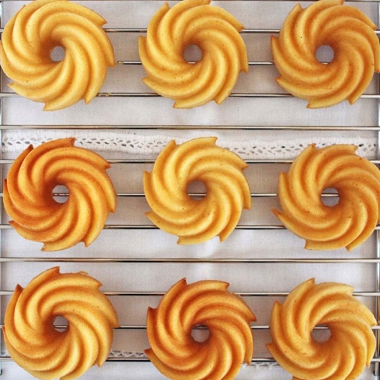 Silikon bakform för spiral donuts, churros, kakor, muffins cupcakes och jello - bild 7
