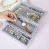 Akryl smyckeslåda med 3 lådor – för klockor, ringar & örhängen – transparent design